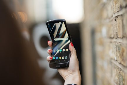 Мнение: Почему Samsung Galaxy Z Flip круче Motorola RAZR 2019