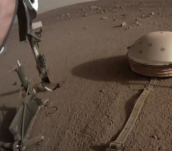 Застрявшему в марсианском грунте аппарату InSight пришлось ударить себя ковшом, чтобы высвободиться